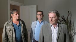 Finn Kiesewetter (Sven Martinek) und Lars Englen (Ingo Naujoks) befragen den Psychiater Dr. Georgi (Max Herbrechter). Die Tote Eva Herzog war bei ihm in Behandlung.