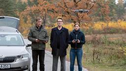 Finn (Sven Martinek), Nina (Julia E. Lenska) und Lars (Ingo Naujoks) starten einen Testflug mit einer Drohne.