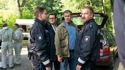 Finn (Sven Martinek) und Lars (Ingo Naujoks) leiten sofort die Fahndung nach dem zweiten Täter ein. Eine Suchstaffel unter Führung des erfahrenen Polizisten Horst Felder (Matthias Komm, r. mit Paul Lux, 3.v.l. und Kompars:innen), durchkämmt das Gelände.