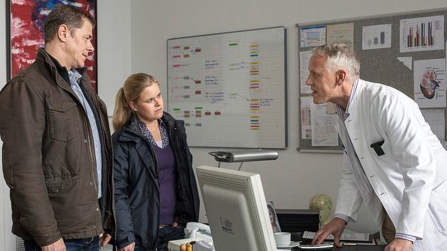 Bild: ARD/Georges Pauly Finn Kiesewetter und Sandra Schwartenbeck mit Dr. Unger