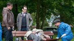 Morden im Norden: Gerichtsmediziner Dr. Strahl (Christoph Tomanek) und die Kommissare Finn Kiesewetter (Sven Martinek) und Lars Englen (Ingo Naujoks, 2.v.l.) am Tatort mit Lasse Hellgards (Thomas Bestvater) Leiche.