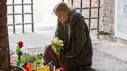 Morden im Norden: Die Obdachlose Marta Feldmann (Hedi Kriegeskotte) an der Gedenkstätte von Rosen-Rosi.