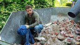 Gregor (Jonas Minthe) findet im Schuttcontainer ein wichtiges Beweisstück.