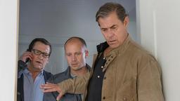 Lars Englen (Ingo Naujoks), Hendrik Moller (Max Hoppe) und Finn Kiesewetter (Sven Martinek) betreten die Wohnung der ermordeten Frau.