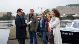 Lars (Ingo Naujoks), Finn (Sven Martinek), Nina (Julia E. Lenska), Tomke Jennsen (Anjorka Strechel) und Dr. Zobel (Proschat Madani) freuen sich auf einen gemeinsamen Ausflug.