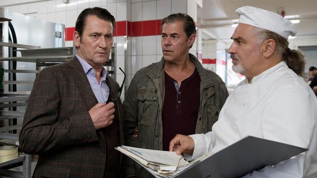 Bild: ARD/Georges Pauly Lars (Ingo Naujoks) und Finn (Sven Martinek) haben schlechte Nachrichten für den Bäckermeister Martin Pohl (Hansa Czypionka). Seine Frau, für die er Lösegeld bezahlt hat ist tot.
