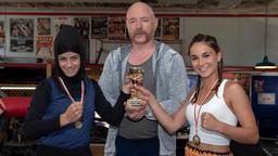 Nuray (Derya Flechtner) und Leonie (Cosima Henman) träumen von einer Karriere im Boxring. Boxtrainer Volker (Rainer Sellien) soll ihnen dabei helfen.