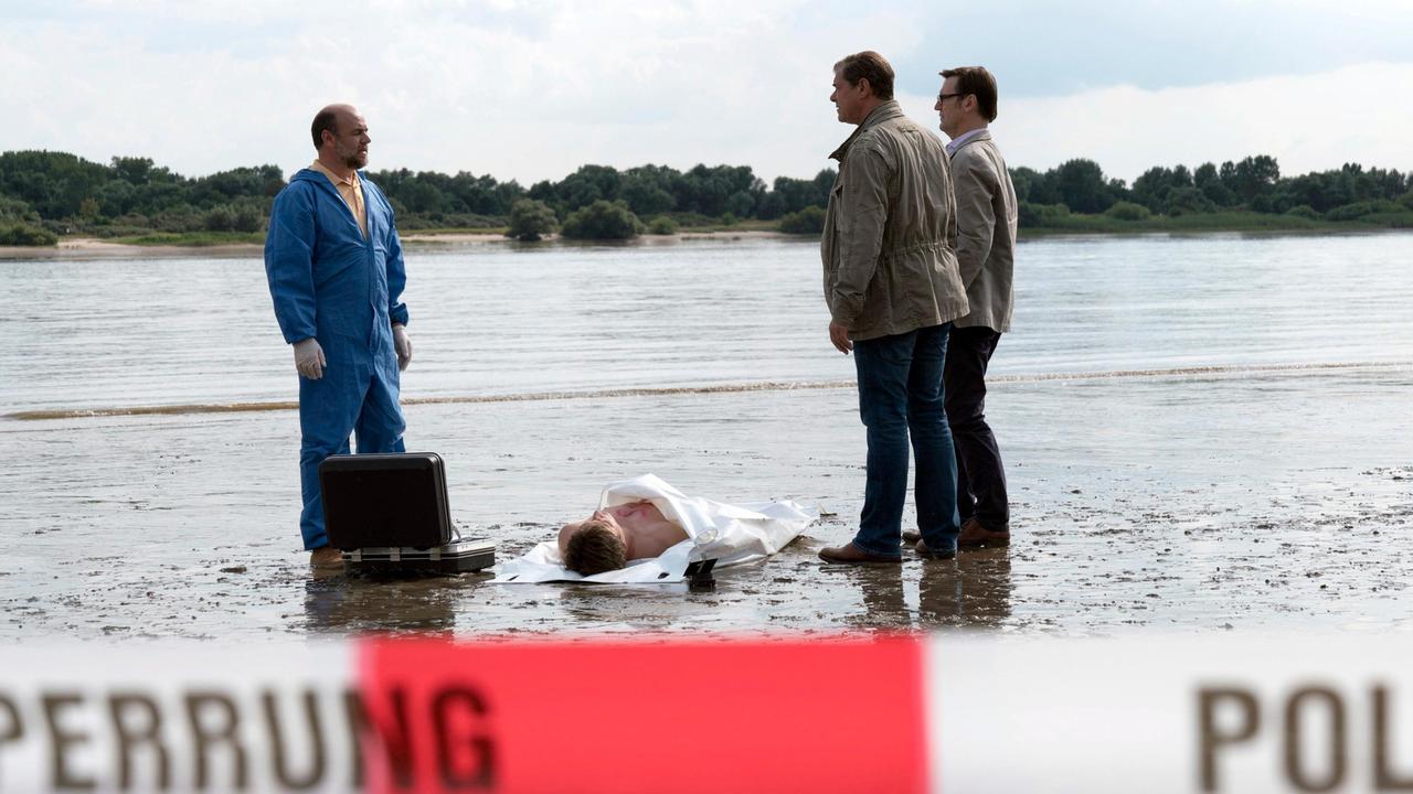 Pathologe Dr. Strahl (Christoph Tomanek), Lars Englen (Ingo Naujoks) und Finn Kiesewetter (Sven Martinek) haben es mit einer Leiche am idyllischen Ostseestrand zu tun. Es handelt sich um den leblosen Körper des jungen Alexander Blohm (Daniel Axt).