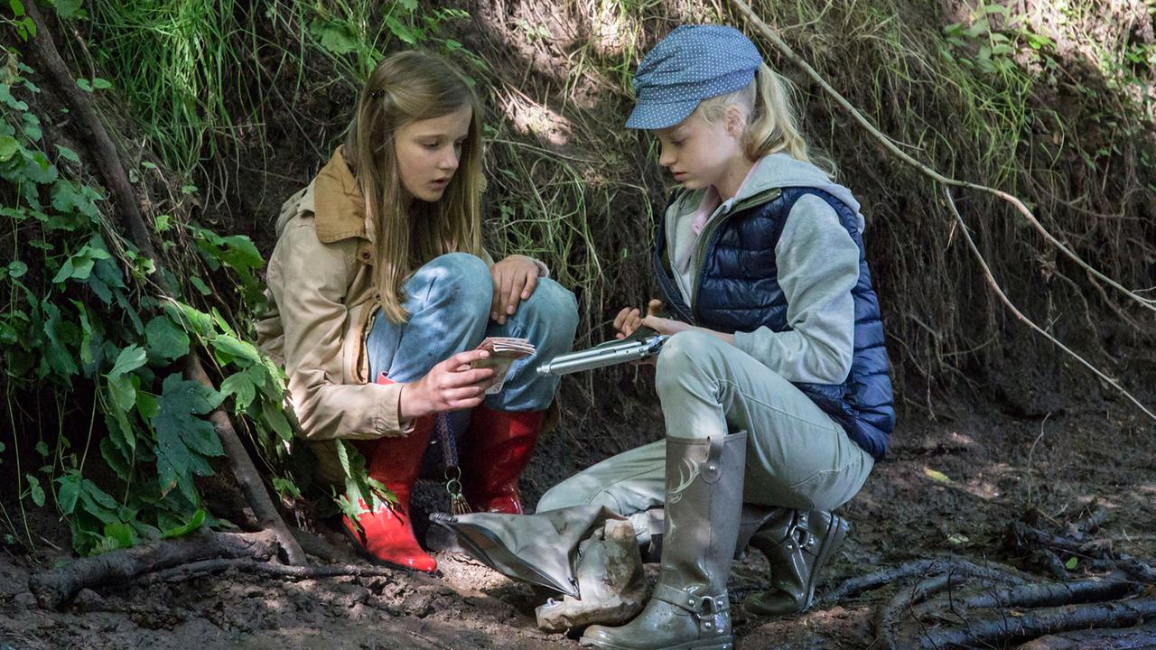 Morden im Norden: Maria (Liselotte Voß) und ihre Freundin Elena (Elsa Kleemann) finden Geld und eine Waffe.