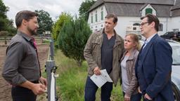 Morden im Norden: Zusammen mit Schwartenbeck (Marie-Luise Schramm) konfrontieren Finn Kiesewetter (Sven Martinek) und Lars Englen (Ingo Naujoks) Arndt (Patrick Bach) mit einem Durchsuchungsbeschluss für seinen Reiterhof.