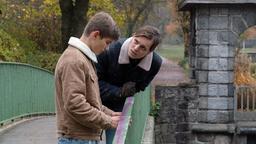 Tom Lehmann (Franz Hartwig) findet den autistischen Jonas Wilke (Juls Serger).