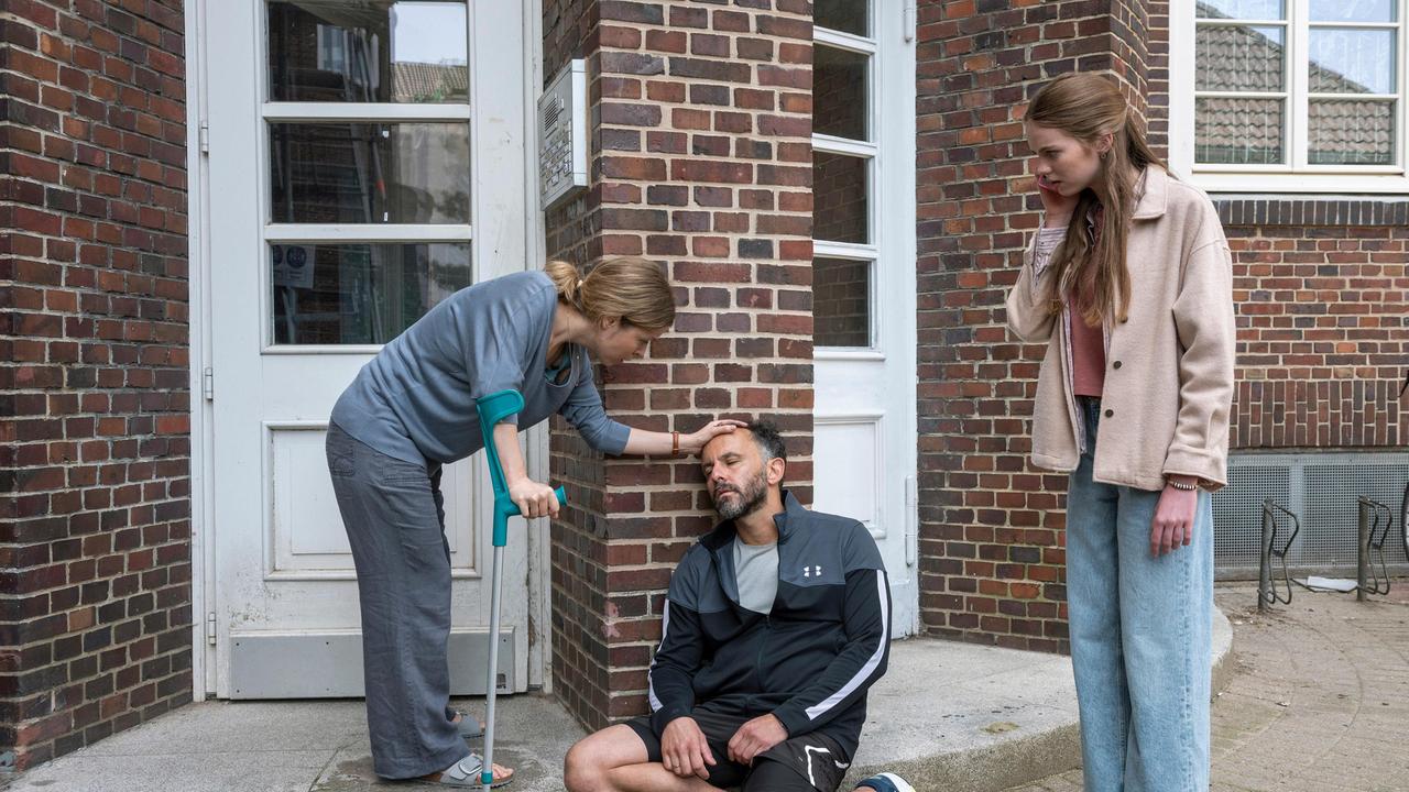 Was ist mit Uwe Trimborn (Sami Loris) passiert? Bente (Luise Helm) und Ronja Willemsen (Romy Lou Janinhoff) rufen sofort Hilfe.