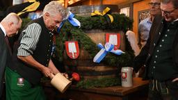 Auftakt zum Oktoberfest. Dieter Reiter (SPD), Oberbürgermeister von München, schwingt den Hammer beim traditionellen Fassanstich.