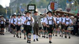 Teilnehmer des Trachten- und Schützenumzugs