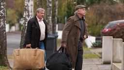 Rentnercops: Edwin (Tilo Prückner) und Günter (Wolfgang Winkler) mit Koffern.