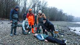 Beim Angelausflug ziehen die Rentnercops die Leiche von Levi an Land.