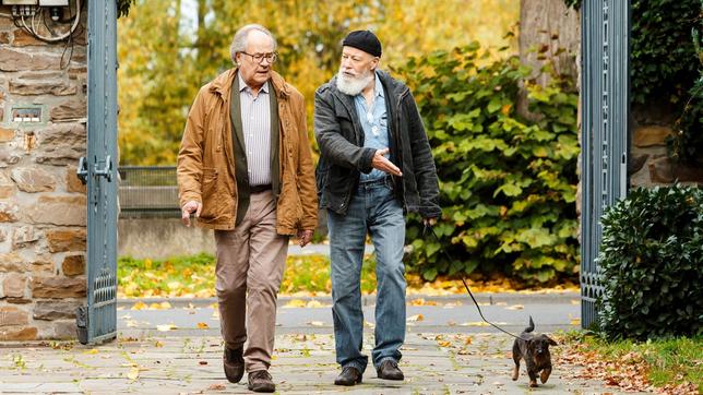 Bielefelder (Bill Mockridge) zeigt sich vor Klaus Schmitz (Hartmut Volle) besorgt, dass der Mörder es auch auf Hund Yoda abgesehen haben könnte.