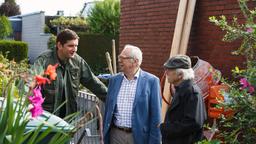 Der "Prepper" Walter Sobchak (Sebastian Schwarz) führt Günter (Peter Lerchbäumer) und Edwin (Tilo Prückner) zu seinem Bunker.