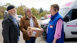 Die Rentnercops Reinhard Bielefelder (Bill Mockridge) und Klaus Schmitz (Hartmut Volle) kommen mit dem Paket zu dem Paketdienst. Dort treffen sie auf den Mitabeiter Peppi Schmidt (Roland Wolf).