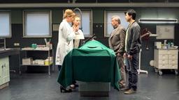 Dr. Rosalind Schmidt (Helene Grass), Vicky Adam (Katja Danowski), Günter Hoffmann (Wolfgang Winkler) und Hui Ko (Aaron Le) begutachten die Leiche des Vergewaltigers. Er wurde erstochen und hat einen Genickbruch.