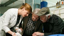 Dr. Rosalind Schmidt (Helene Grass) zeigt Günter Hoffmann (Wolfgang Winkler) und Edwin Bremer (Tilo Prückner) Spuren von Spinnenbissen am Unfallopfer.