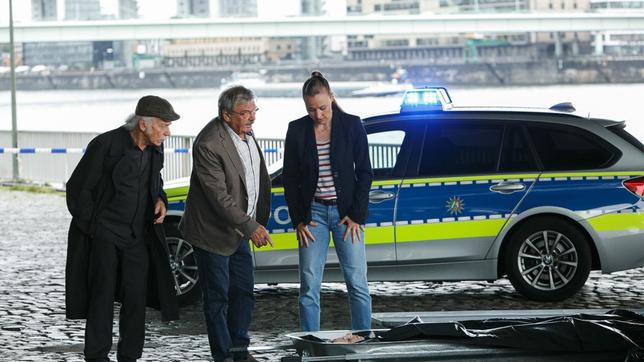 Edwin Bremer (Tilo Prückner), Günter Hoffmann (Wolfgang Winkler) und Vicky Adam (Katja Danowski) kurz vor dem Abtransport des Mordopfers.