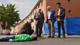 Ein Fahrradkurier (Mirko Stübing) wurde von einem Auto angefahren und getötet. Plocher (Michael Prelle), Günther (Peter Lerchbäumer) und Hui Ko (Aaron Le) sichern die Spuren am Unfallort, während Dr. Rosalind Schmidt (Helene Grass) den Toten in Augenschein nimmt.