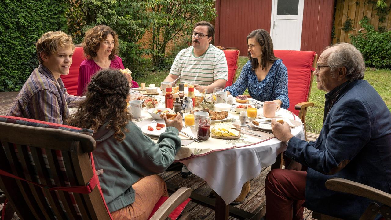 Francesca (Teresa Harder, h.), Jens (Nikolai Will), Daniela (Anica Happich) und Klaus (Hartmut Volle), lernen Emilianas (Valentina Leone) Freund Mathis (Carl Benzschawel) kennen.