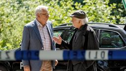 Günter  (Peter Lerchbaumer) und Edwin (Tilo Prückner) diskutieren am Tatort.