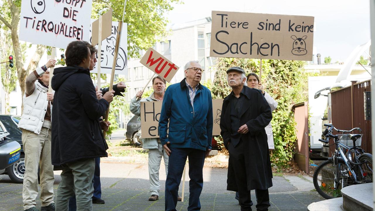 Günter (Peter Lerchbaumer) und Edwin (Tilo Prückner) geraten auf ihrem Weg ins Altenheim, in eine Tierschutzdemo (mit Komparsen).