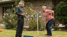 Günter (Wolfgang Winkler) und Edwin (Tilo Prückner) spielen Minigolf, Edwin schummelt und Günter hat's im Rücken.