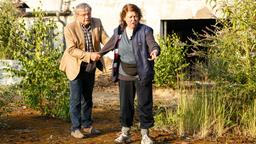 Günter (Wolfgang Winkler) und Frau Ludoff (Dagmar Sachse) folgen der blutgetränkten Schleifspur.