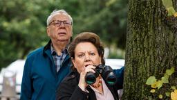 Günter (Peter Lerchbäumer) und Hannah (Swetlana Schönfeld) beobachten die Situation im Café gegenüber.