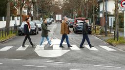 Hui Ko (Aaron Le), Vicky Adam (Katja Danowski), Klaus Schmitz (Hartmut Volle) und Reinhard Bielefelder (Bill Mockridge) überqueren den Zebrasteifen wie die "Beatles".