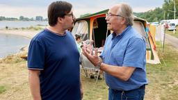 Klaus (Hartmut Volle) kommt zum Zelt seiner Famileie, sein Schwiegersohn Jens (Nikolai Will) darf nicht helfen.