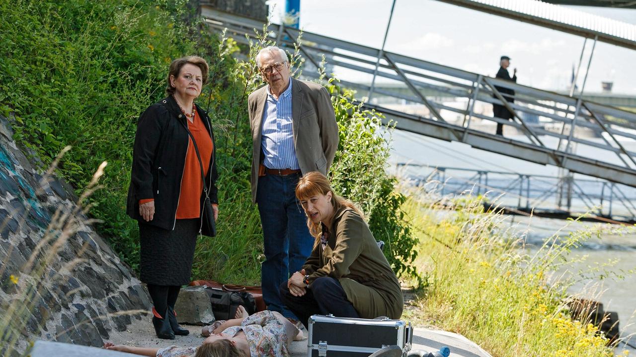 Leichenfund unter einer Rheinbrücke: die neue Kollegin Hannah (Swetlana Schönfeld) nimmt mit Dr. Rosalind Schmidt (Helene Grass) und Günter Hoffmann (Peter Lerchbaumer) die Leiche der jungen Frau in Augenschein. Edwin Bremer (Tilo Prückner, im HG) ist sauer, Hannah geht ihm auf die Nerven.