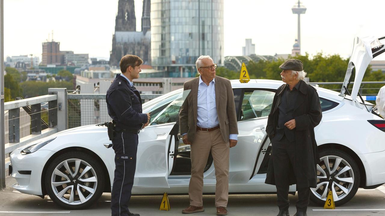 Parkhaus Parkdeck: Die Chefin eines Pharmaunternehmens wird erdrosselt in ihrem Auto aufgefunden – Benz (Dominik Klingenberg) bringt Günter (Peter Lerchbäumer) und Edwin (Tilo Prückner) auf den neuesten Stand.