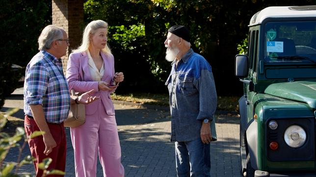 Schmitz (Hartmut Volle) und Reinhard Bielefelder (Bill Mockridge) befragen die Restaurantkritikerin Susanne Brnic (Antje Widdra).