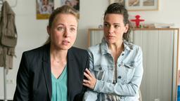 Tina (Isabelle Barth) und Vicky (Katja Danowski) bangen um Edwin und Günter, die von einem Bankräuber als Geiseln gehalten werden.