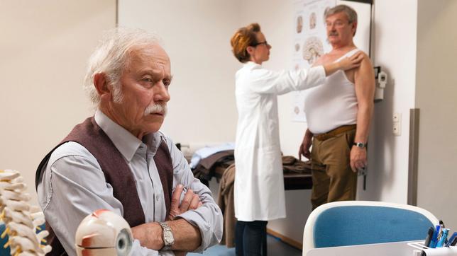 Edwin Bremer und Günter Hoffmann beim Gesundheitscheck