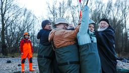 Vicky Adam (Katja Danowski), Reinhard Bielefelder (Bill Mockridge), Klaus Schmitz (Hartmut Volle) und Hui Ko (Aaron Le) sind im Rahmen einer Teambildungsmaßnahme beim Angeln. Gemeinsam versuchen sie etwas Schweres aus dem Wasser zu ziehen (mit Komparse).