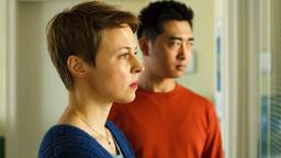 Vicky (Katja Danowski) und Hui (Aaron Le) beobachten das Verhör.