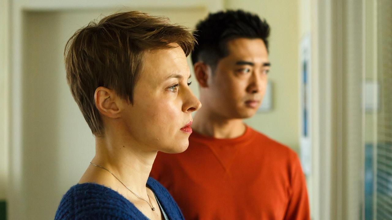 Vicky (Katja Danowski) und Hui (Aaron Le) beobachten das Verhör.