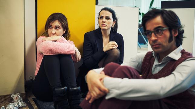 Edith (Kathrin Angerer), Vanessa (Ruby O. Fee) und Tanju (Tanju Bilir) fürchten um ihr Leben.