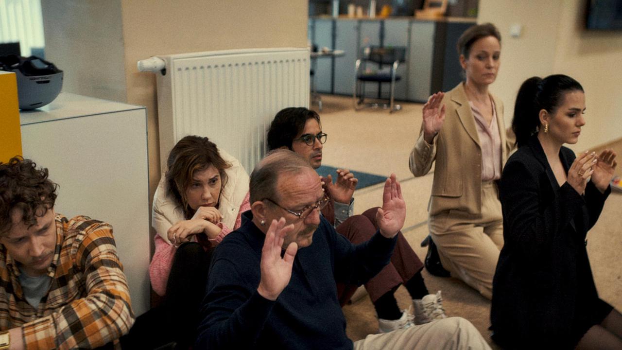 V. li. n. re.: Die Geiseln Thomas (Julius Feldmeier), Edith (Kathrin Angerer), Wolfgang (Uwe Preuss), Tanju (Tanju Bilir), Magda (Jeanette Hain) und Vanessa (Ruby O. Fee) müssen gehorchen.