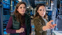 Die freie Tierärztin Dr. Susanne Mertens (Elisabeth Lanz) und Cheftierärztin Dr. Elif Şahin (Neshe Demir) sind backstage im Technikraum des Aquariums unterwegs, um ein großes Fischesterben im Leipziger Zoo zu verhindern.