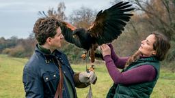 Die freie Tierärztin Dr. Susanne Mertens (Elisabeth Lanz) untersucht einen verletzten Falken. Zoodirektor Jasper Winter (Dominik Weber) hängt sehr an dem Tier, wodurch Susanne das Überleben eines anderen Zootieres sichern kann.