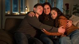 Eine große Entscheidung ist getroffen: die beiden Kinder Jonas (Lennart Betzgen) und Luisa (Lilly Wiedemann) sind stolz auf ihre Mutter Susanne Mertens (Elisabeth Lanz).
