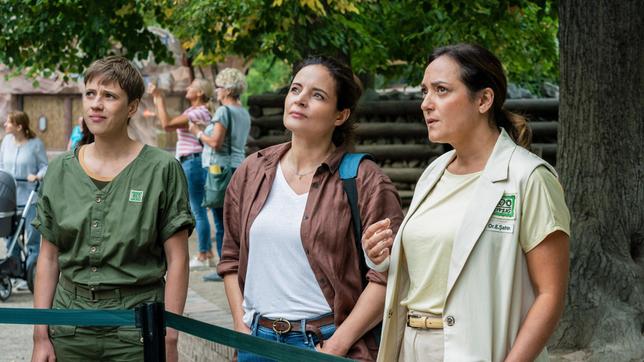 Bild: ARD/Steffen Junghans In großer Sorge: Dieser Blick von Tierpflegerin Nina (Elisa Ueberschär) und den Tierärztinnen Dr. Susanne Mertens (Elisabeth Lanz) und Dr. Elif Şahin (Neshe Demir) gilt einem schwer erkrankten Schneeleoparden im Leipziger Zoo.