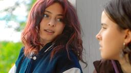 Luca (Eva-Lotta Trojandt) ist wütend auf ihren Vater Mike Redmann und die Tierärztin Dr. Susanne Mertens. Lucas Freundin Laura (Maria Lanz) versucht sie zu beruhigen.